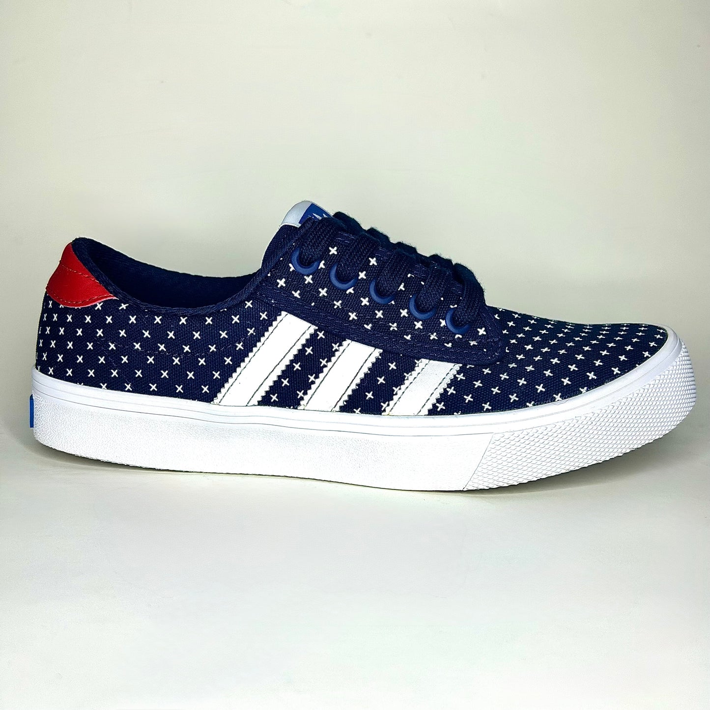 Adidas Seeley Canvas – Bleu Marine à Motif “+” blanc - Homme - Taille 8