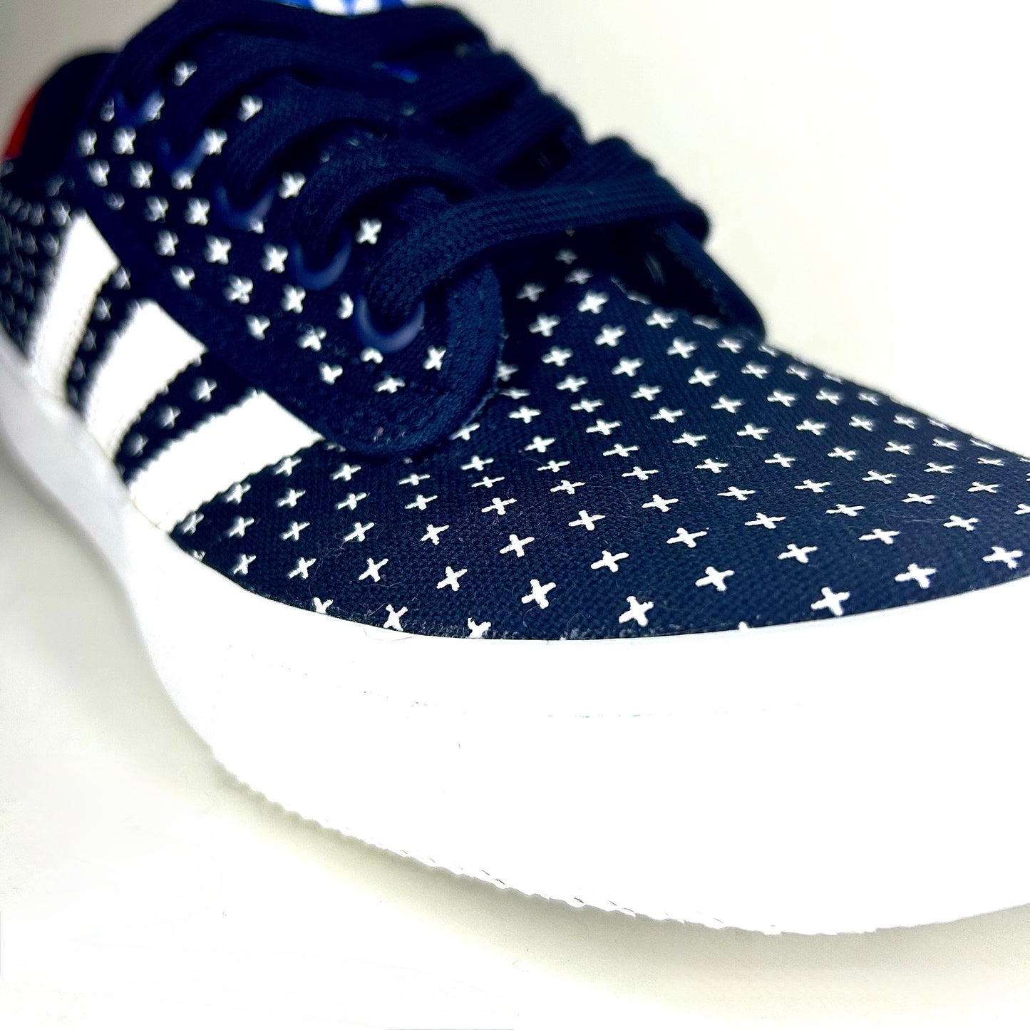 Adidas Seeley Canvas – Bleu Marine à Motif “+” blanc - Homme - Taille 8