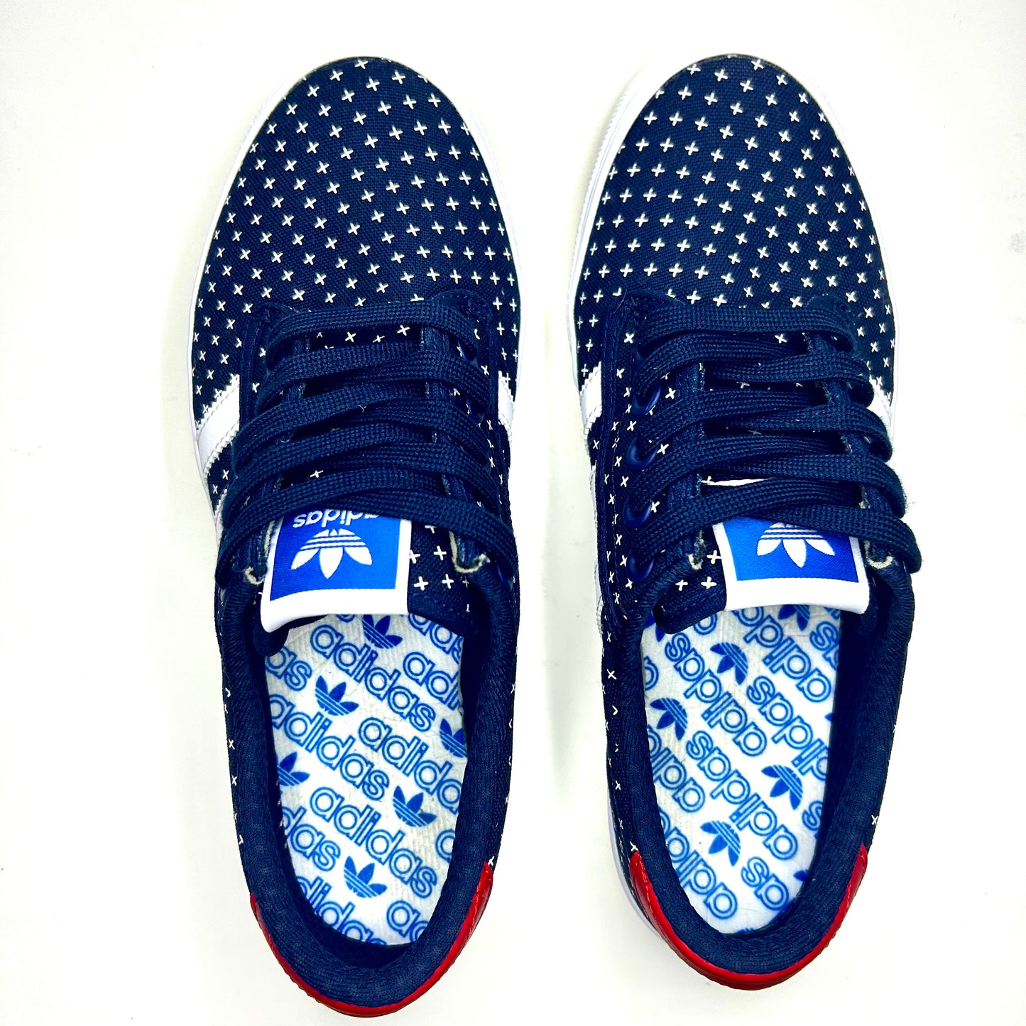 Adidas Seeley Canvas – Bleu Marine à Motif “+” blanc - Homme - Taille 8